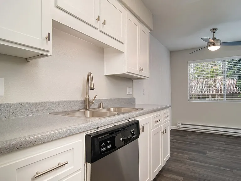 St. Charles Oaks Apartments — Photo 30