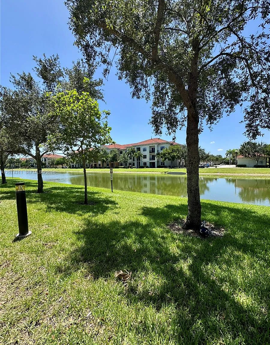 Sawgrass Lakes — Photo 4
