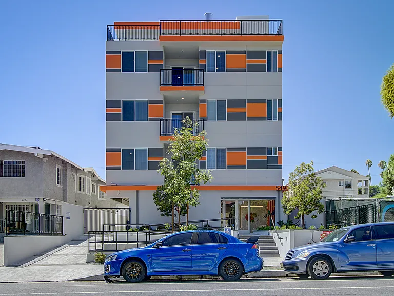 547 N Heliotrope Dr — Photo 1