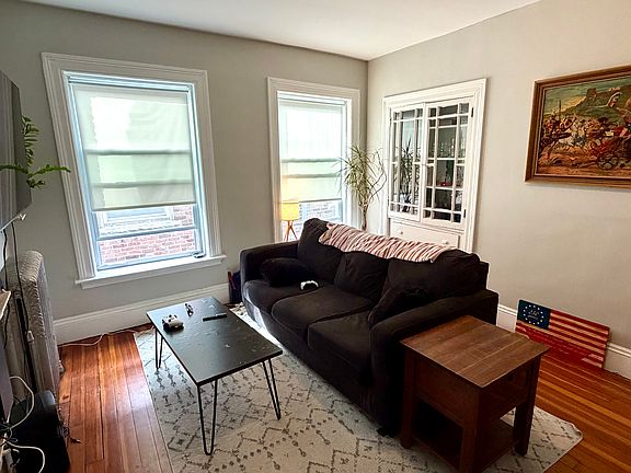 3rd image of 108 Winthrop Rd APT 5