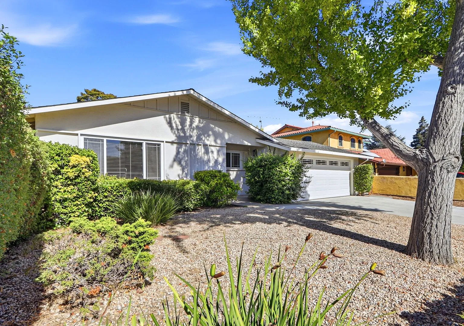 Charming single-level ranch with bright updated bathroom and shady yard — Photo 4