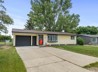 911 24th Ave NW, Minot, ND 58703