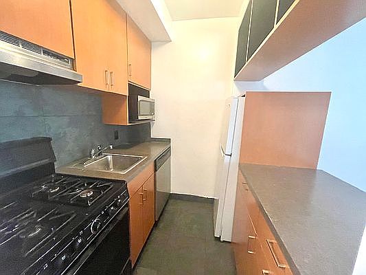 2nd image of 448 W 25th St APT 3