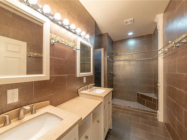 1371A Clermont Ave — Photo 15