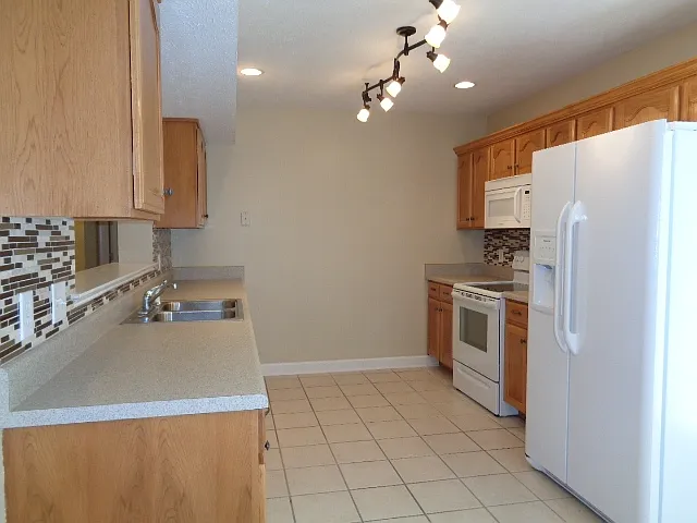 4 bed, 2.5 bath, 2280 sqft, $2,465 — Photo 2