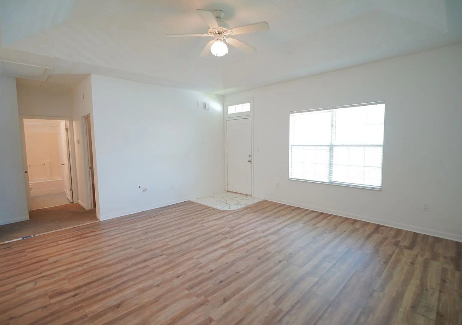 3 Bed / 2 Bath off CCSW! — Photo 3