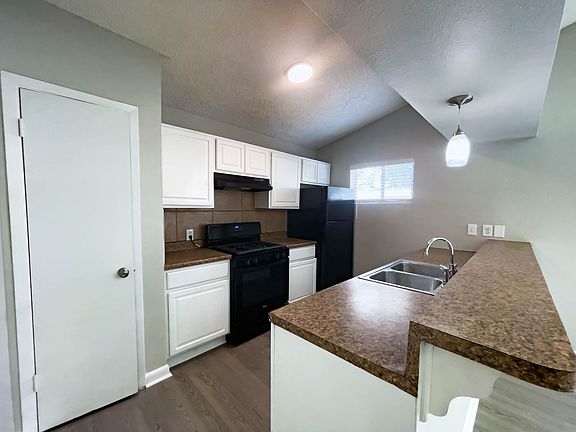 4th image of 2807 Lovell Dr #B