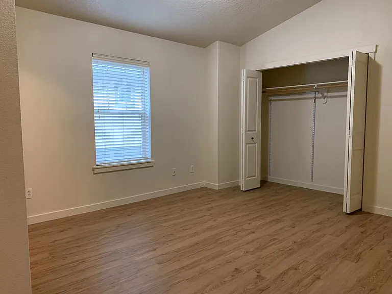 642 NE Newstead Ln — Photo 11