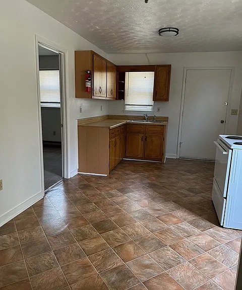 940 Jennelle Rd — Photo 3