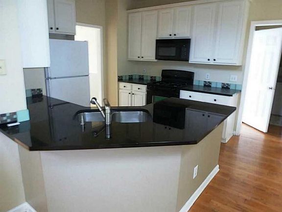 5th image of 325 Knoll Crest Ct