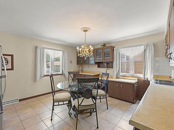 5th image of 261 S Mayfair Pl
