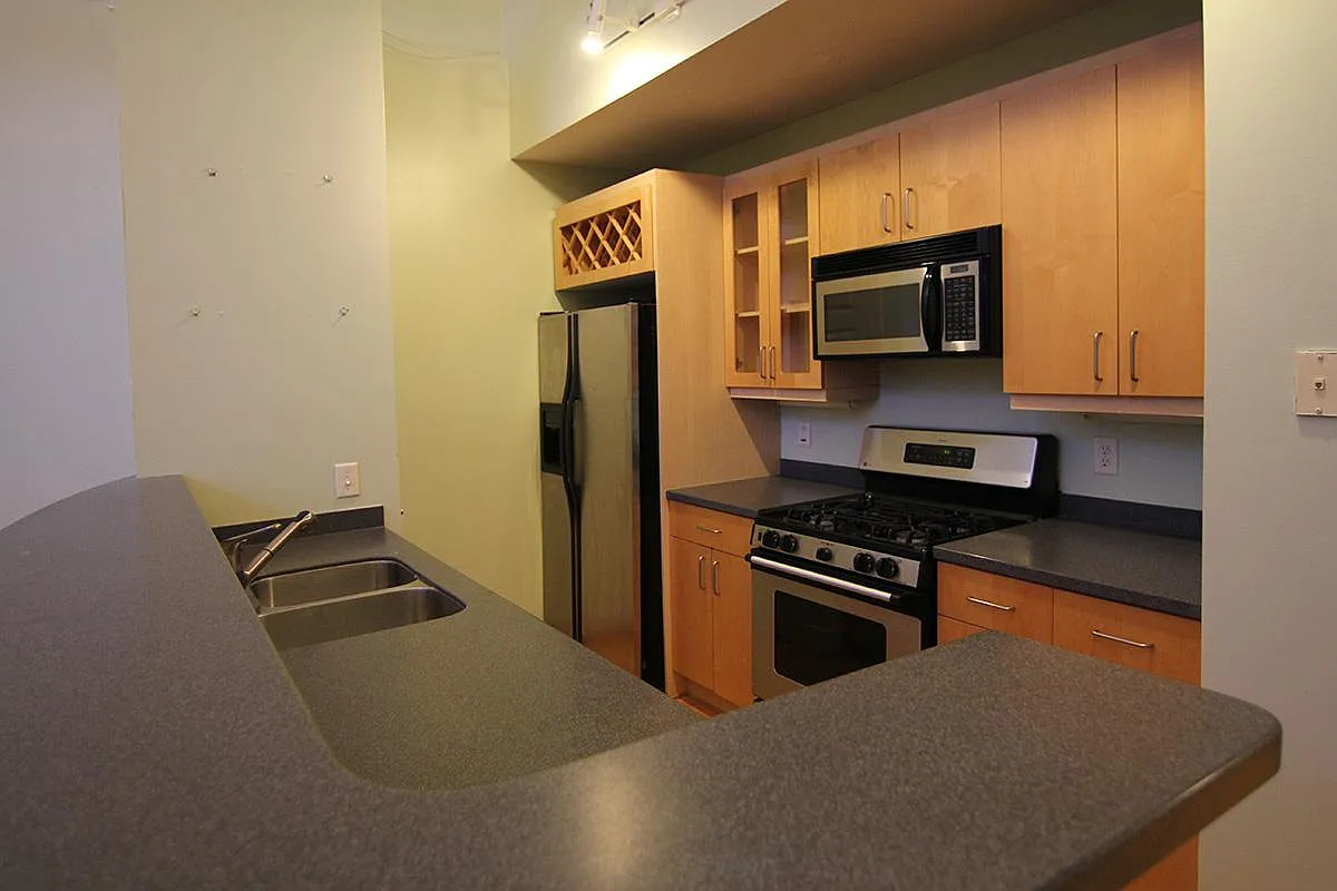 1 bed, 1.5 bath, 993 sqft, $1,995 — Photo 3