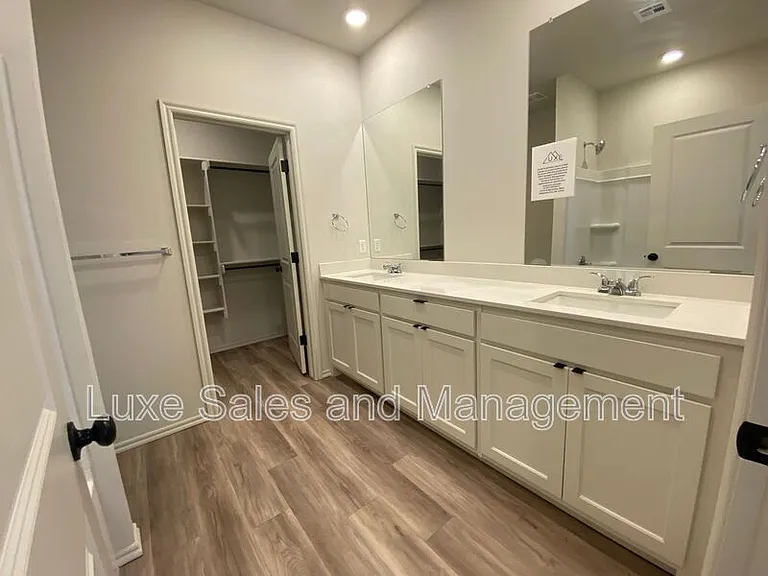 8000 NW 110th Dr — Photo 34
