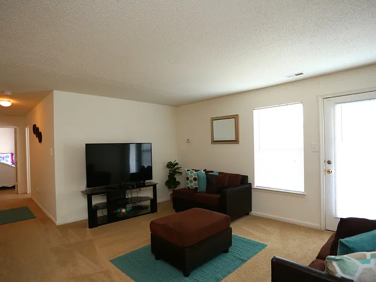 Taylor Pointe Apartments — Photo 20