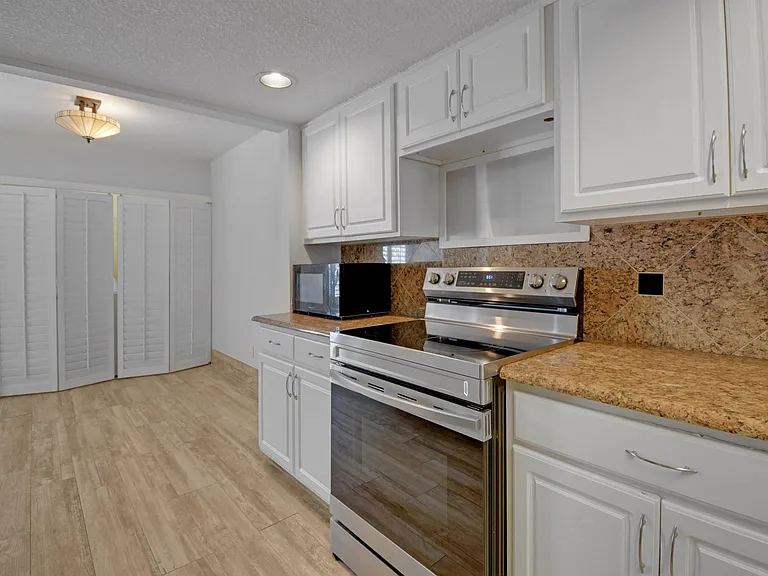 324 Village Dr #B — Photo 8