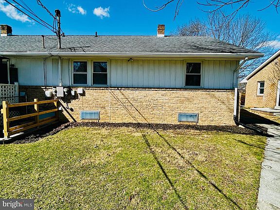 2nd image of 869 E Walnut St