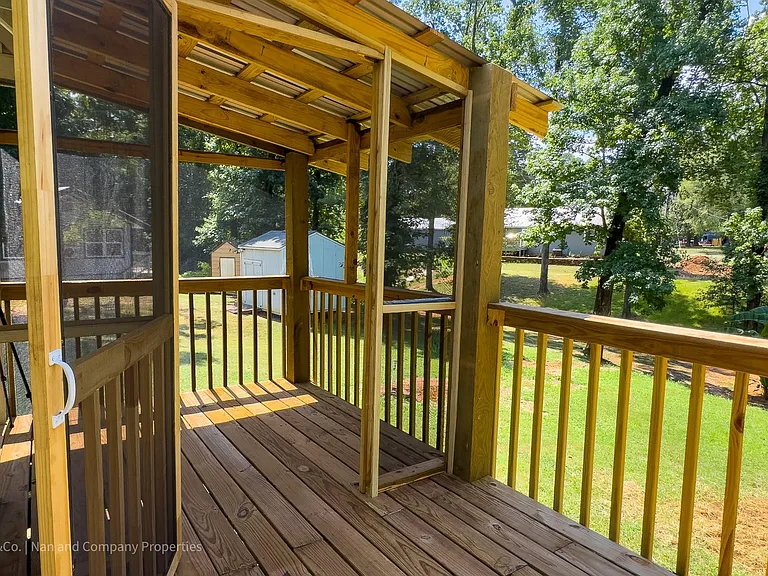 293 Commodore Dr — Photo 32