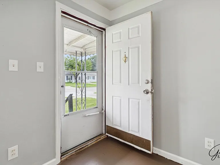 21320 La Salle Blvd — Photo 3