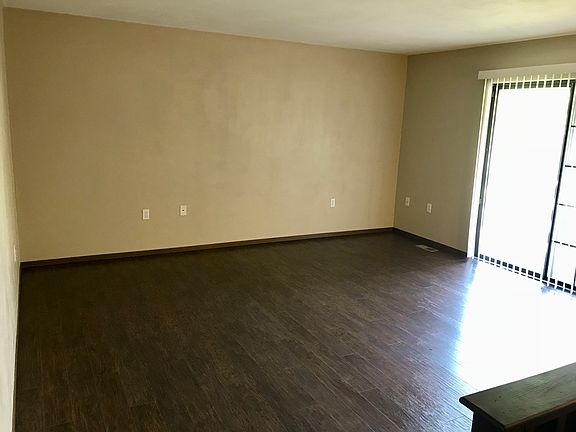 Living Room (16'x12')