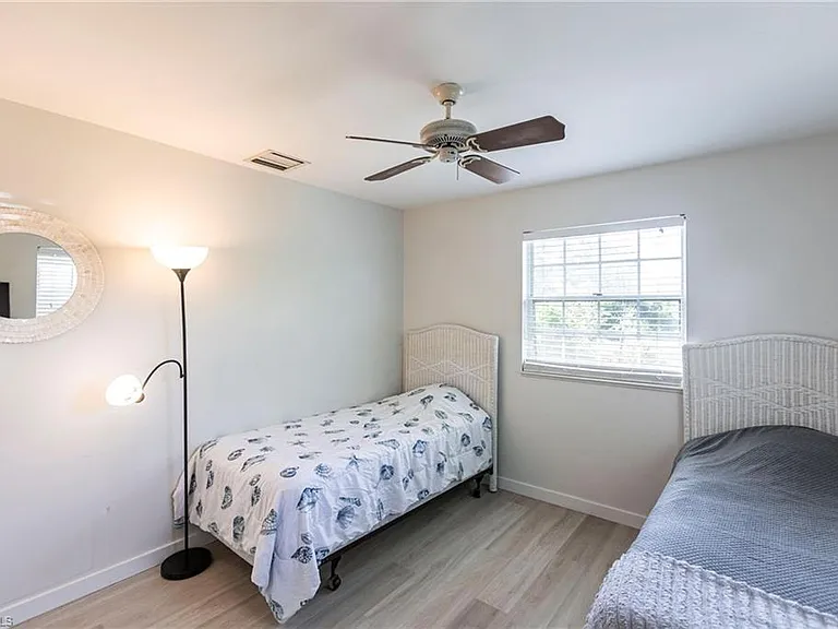 1912 Sheffield Ave — Photo 23