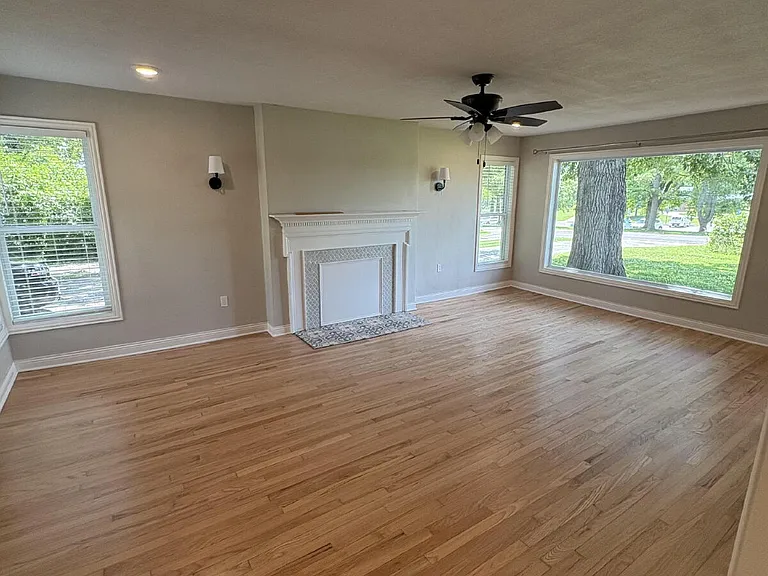 2211 E Walnut St — Photo 12
