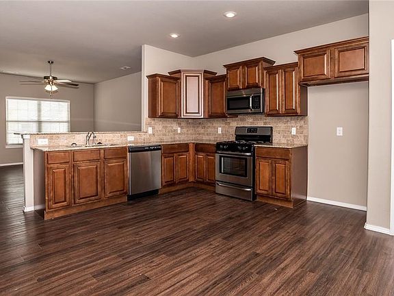 5th image of 408 Driftwood St