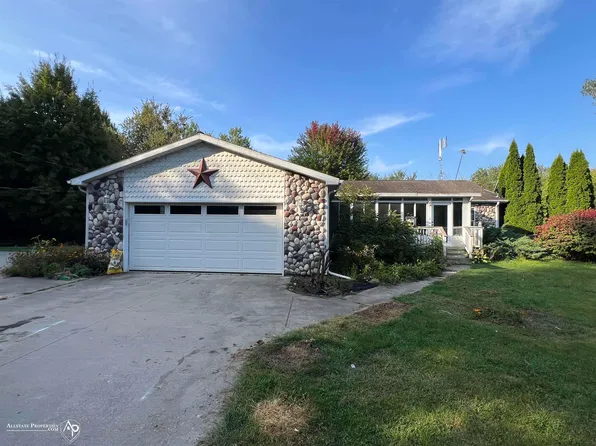 11192 Lake Rd, Otisville, MI 48463