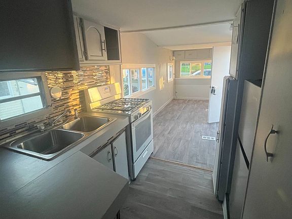 3rd image of 114 Cookstown New Egypt Rd #B4