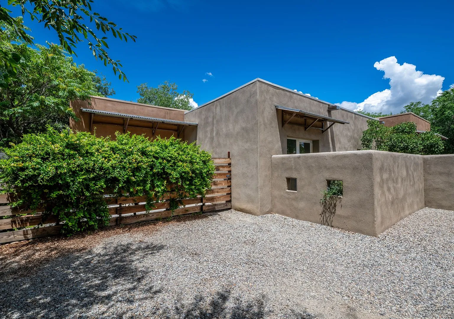Modern Green Home on Dunlap St. — Photo 4