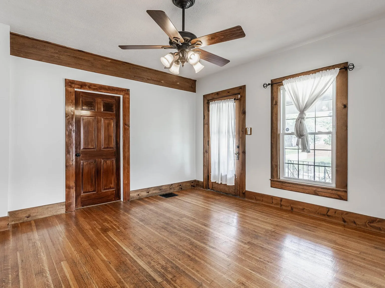 3 bed, 2616 sqft, $2,200 — Photo 4