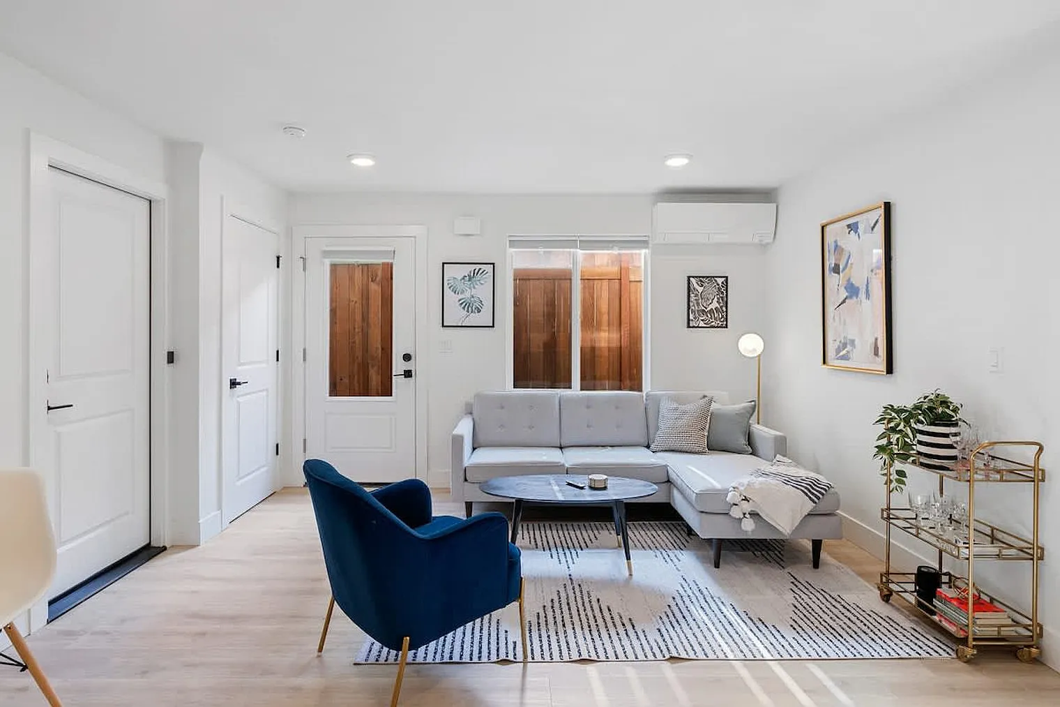 1 bed, 1.0 bath, 699 sqft, $4,244 — Photo 2