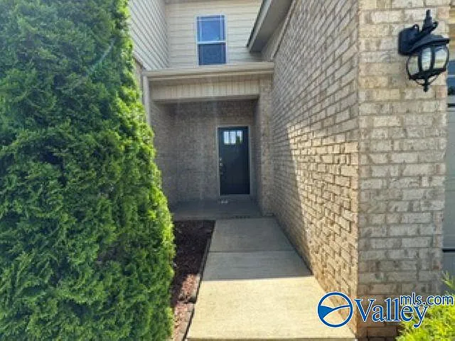 4 bed, 2.5 bath, 2395 sqft, $2,350 — Photo 2