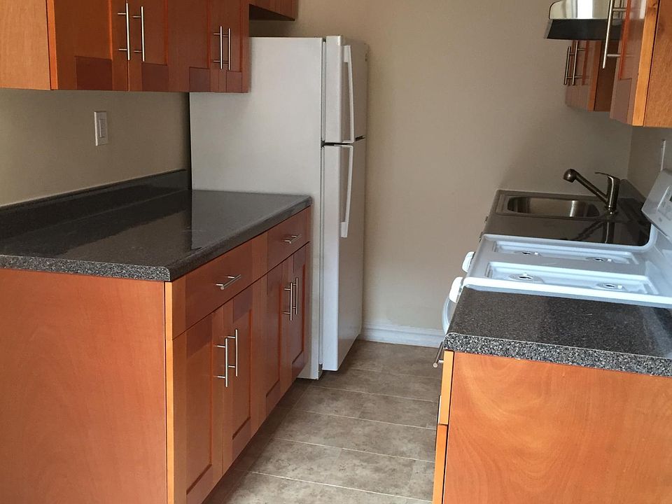 modern eat in kitchen