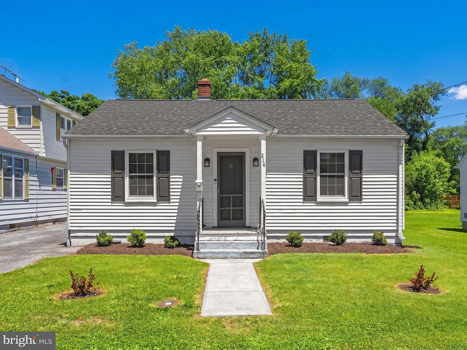 3 bed, 1.0 bath, 984 sqft, $1,950 — Photo 1