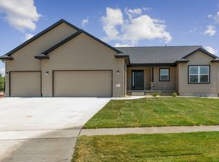 1824 Rocky Ridge Rd, Cedar Falls, IA 50613