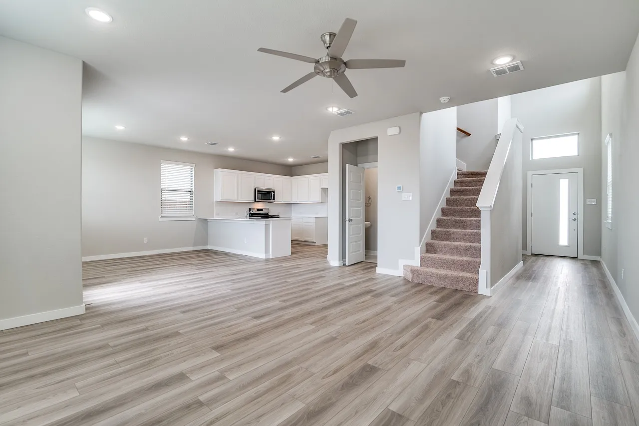 3 bed, 1935 sqft, $2,099 — Photo 2