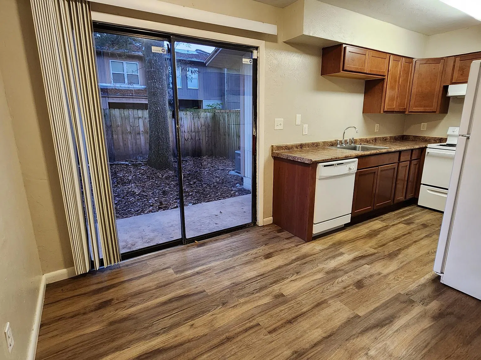 2 bed, 1.5 bath, 1000 sqft, $1,200 — Photo 4
