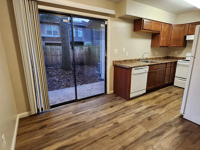 1725 SW 69th Way — Photo 4