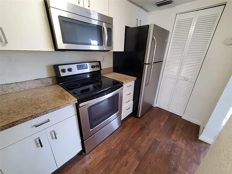 300 NW 84th Ter #300 — Photo 3