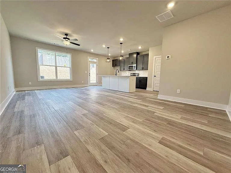 5704 Urban Vlg W — Photo 8