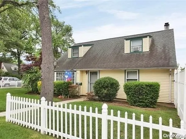 14 Lyncrest Street, Valley Stream, NY 11581