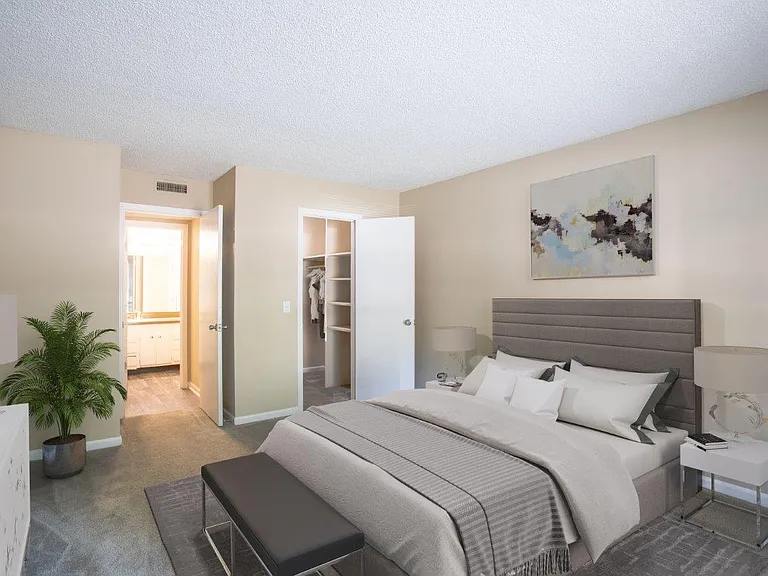 Hickory Creek Apartment and Townhomes — Photo 8