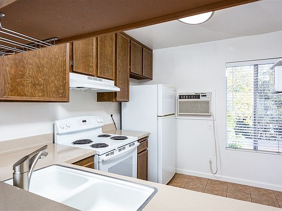 3rd image of 7506 Parkway Dr Unit 204