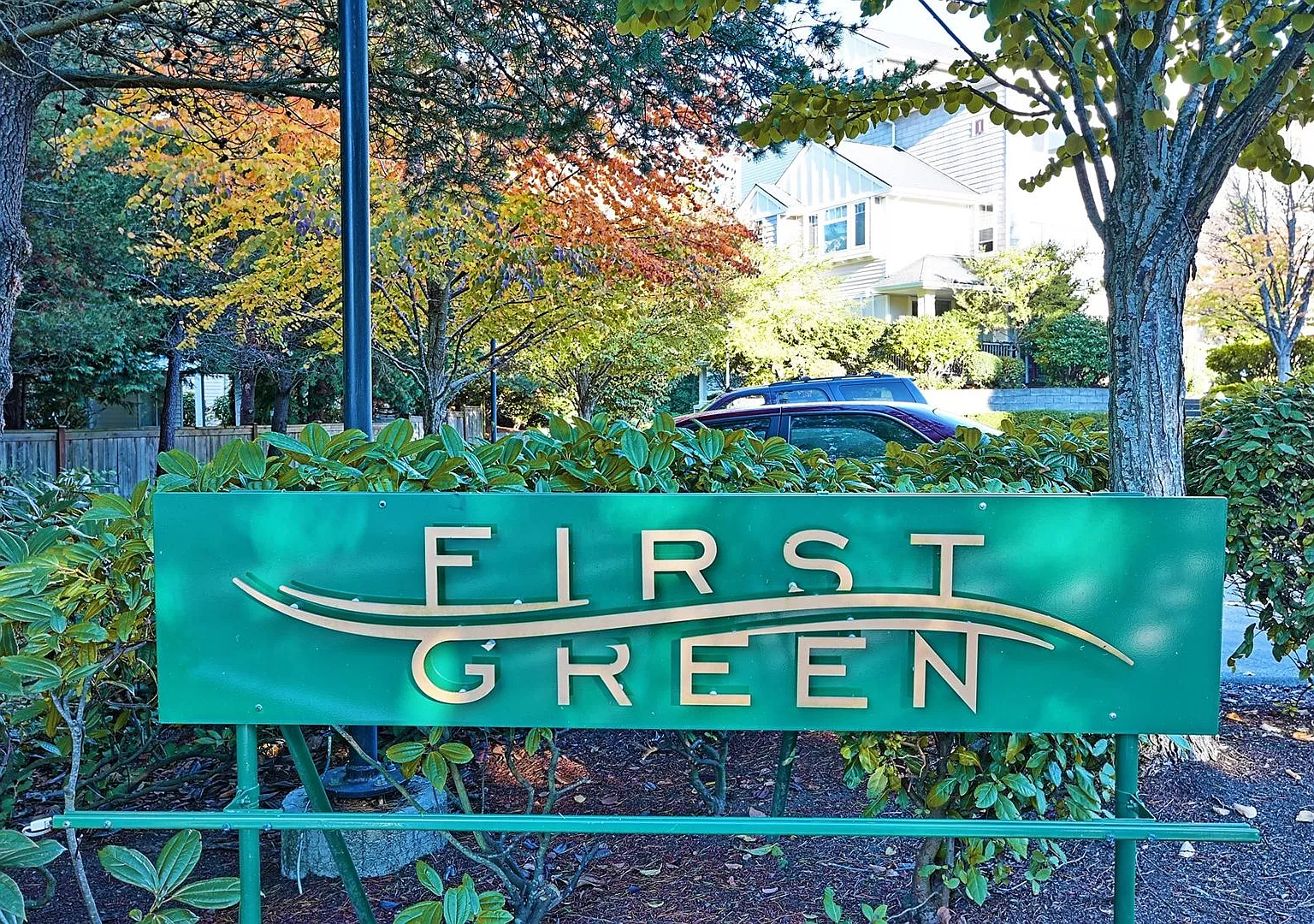 Mukilteo Golf Course View Condo Modern Comfort & Convenience — Photo 2