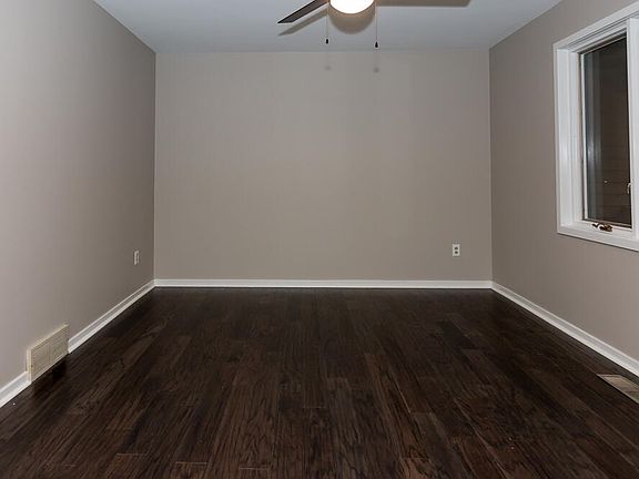 4th image of 9820 Oak Forest Cir