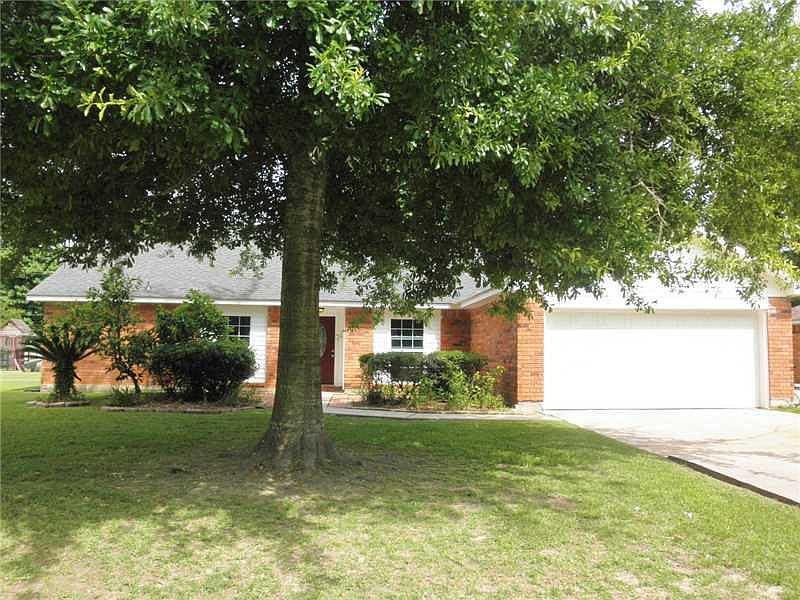 1st image of 425 Woodridge Blvd