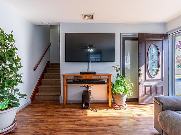 4th image of 821 Karoly St