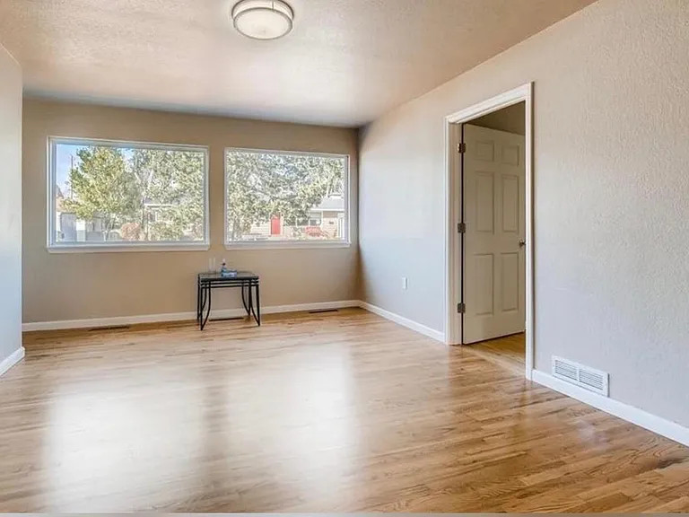 311 Redwood Dr — Photo 2