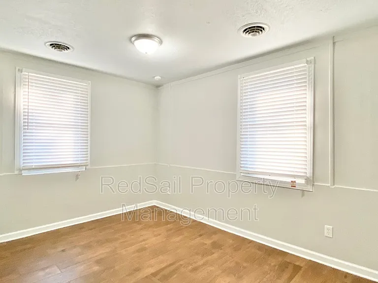 323 Roane Dr — Photo 13