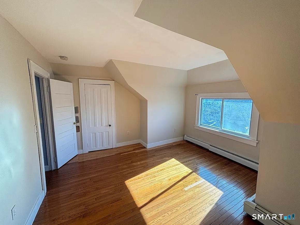 2 bed, 1.0 bath, 4991 sqft, $1,700 — Photo 4